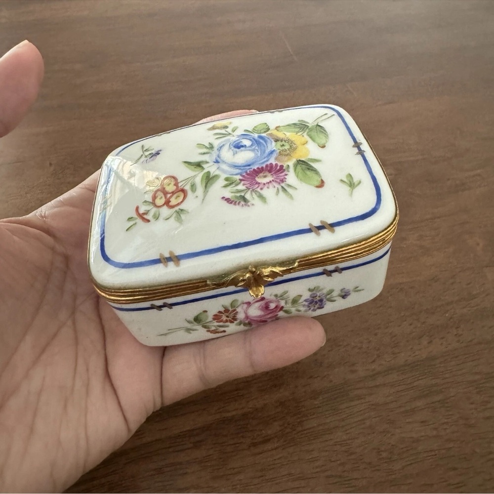 Vintage Limoges Porcelain Handpainted Floral Trinket Box signed - Picture 3 of 10